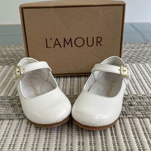 EUC L’amour white toddler size 7